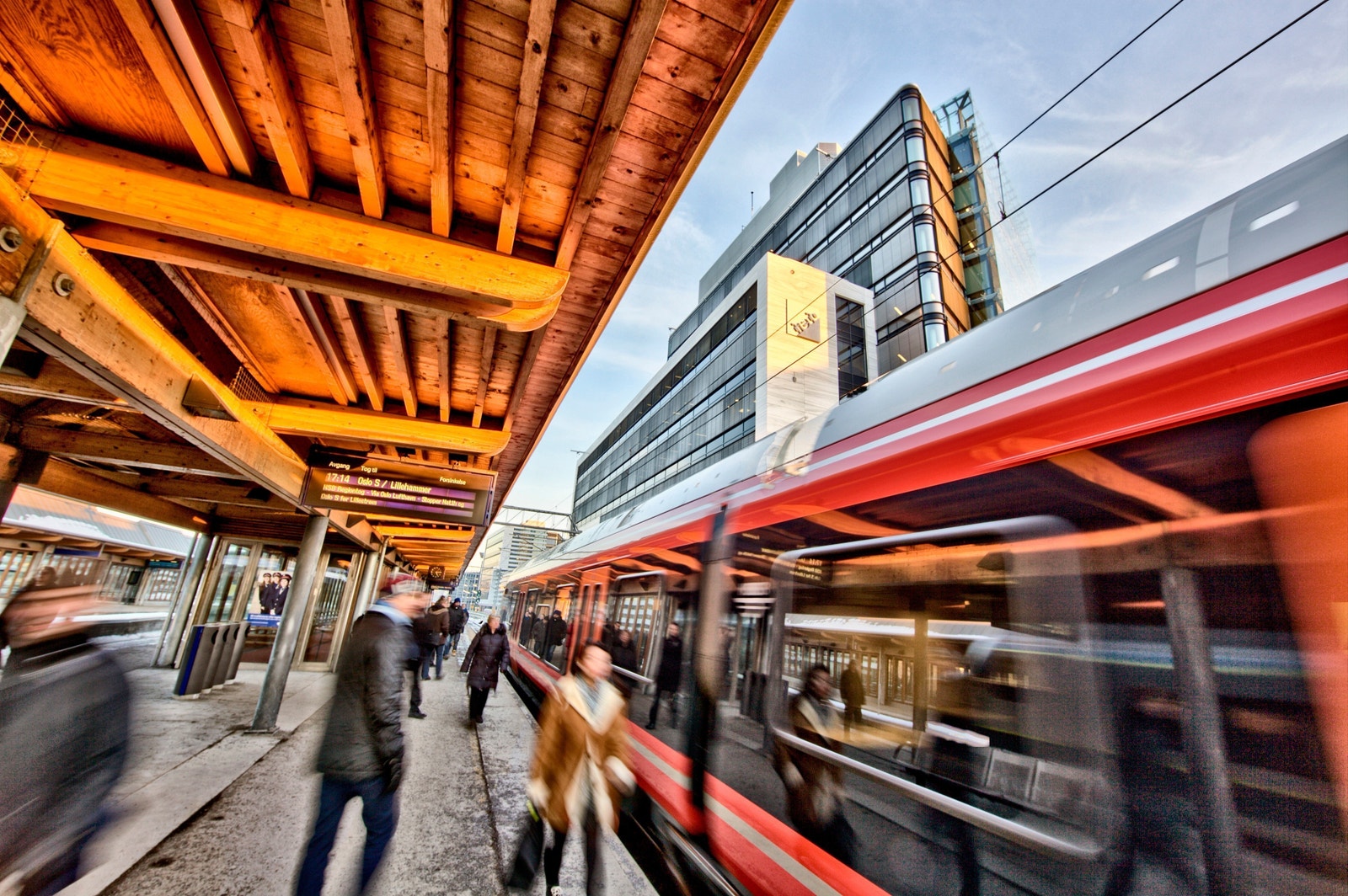 Bygge sett fra togperrongen Galleribilde