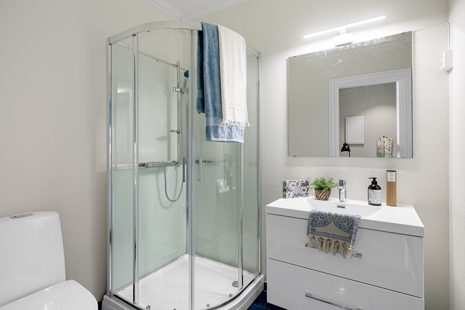 Baderommet
har ny innredning og dusjkabinett Galleribilde