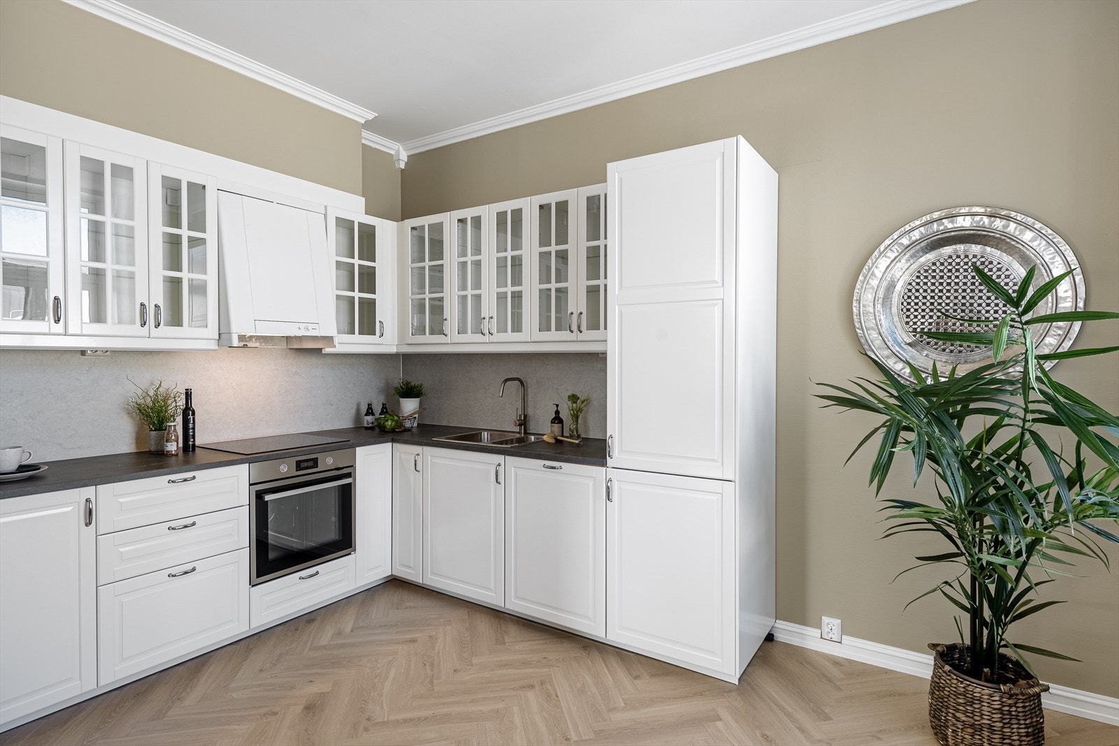 Nytt og ubrukt kjøkken med integrerte hvitevarer Galleribilde