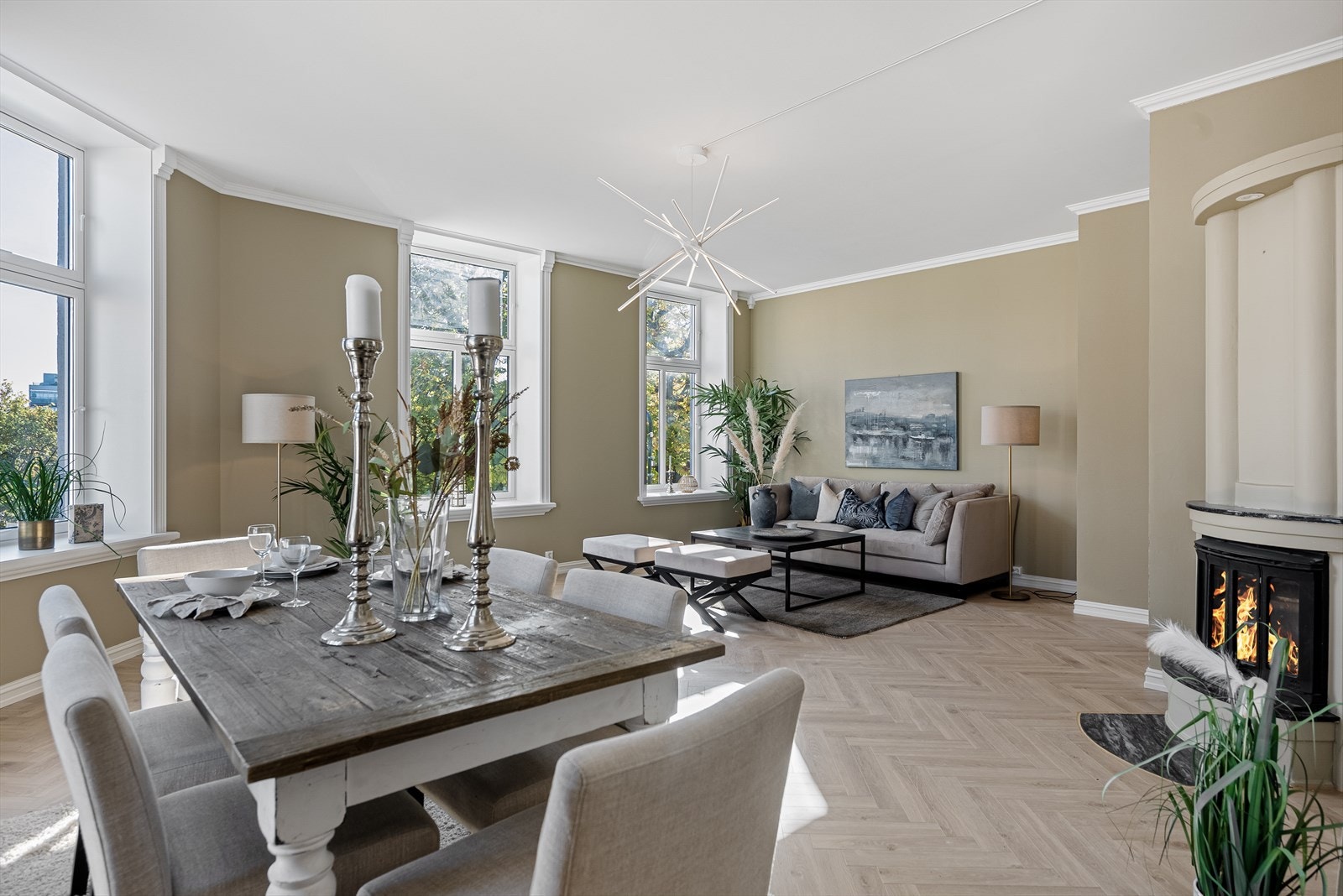 Meget romslig stue med mange og store vinduer. Ildsted og et vakkert gulv Galleribilde