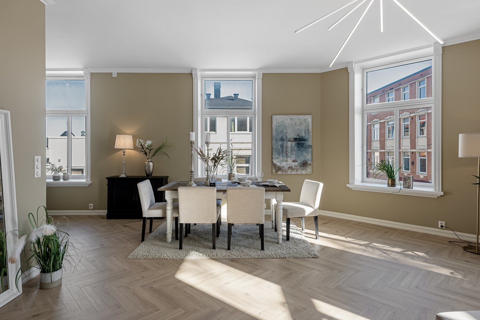 Den høye himlingen gir et flott særpreg og god romfølelse til rommet Galleribilde