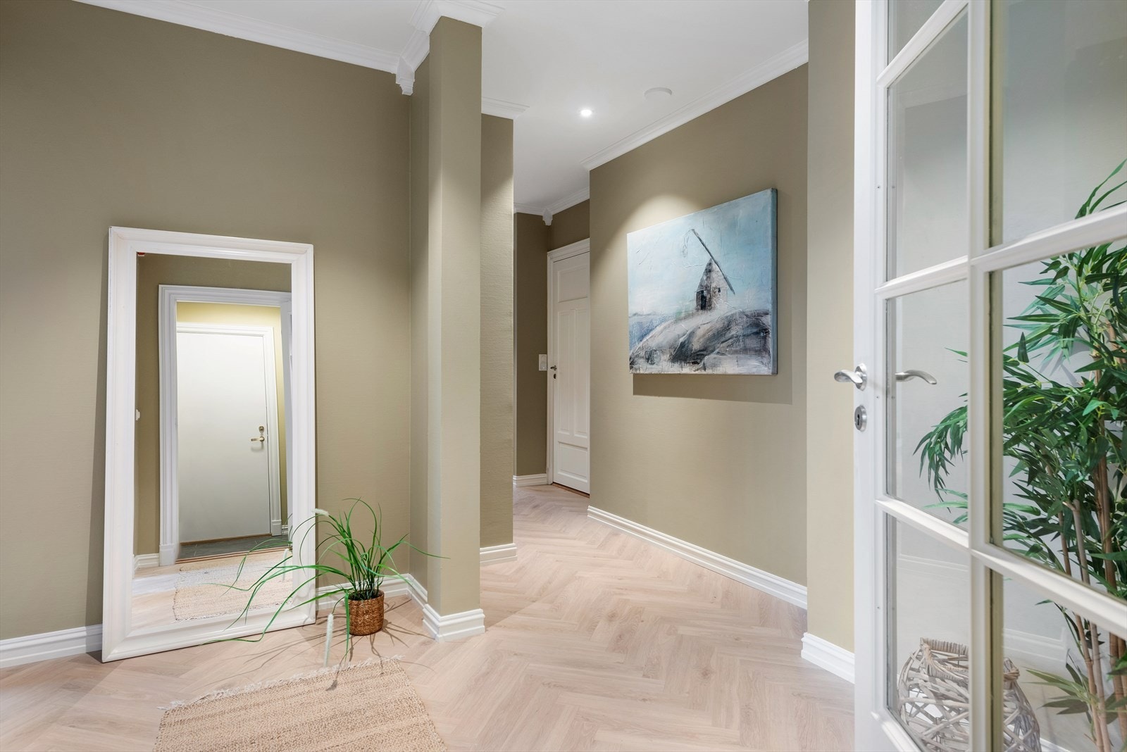 Dette er en stor og innholdsrik bolig med ytre gang/vindfang og en lun og hyggelig gang innover leiligheten Galleribilde