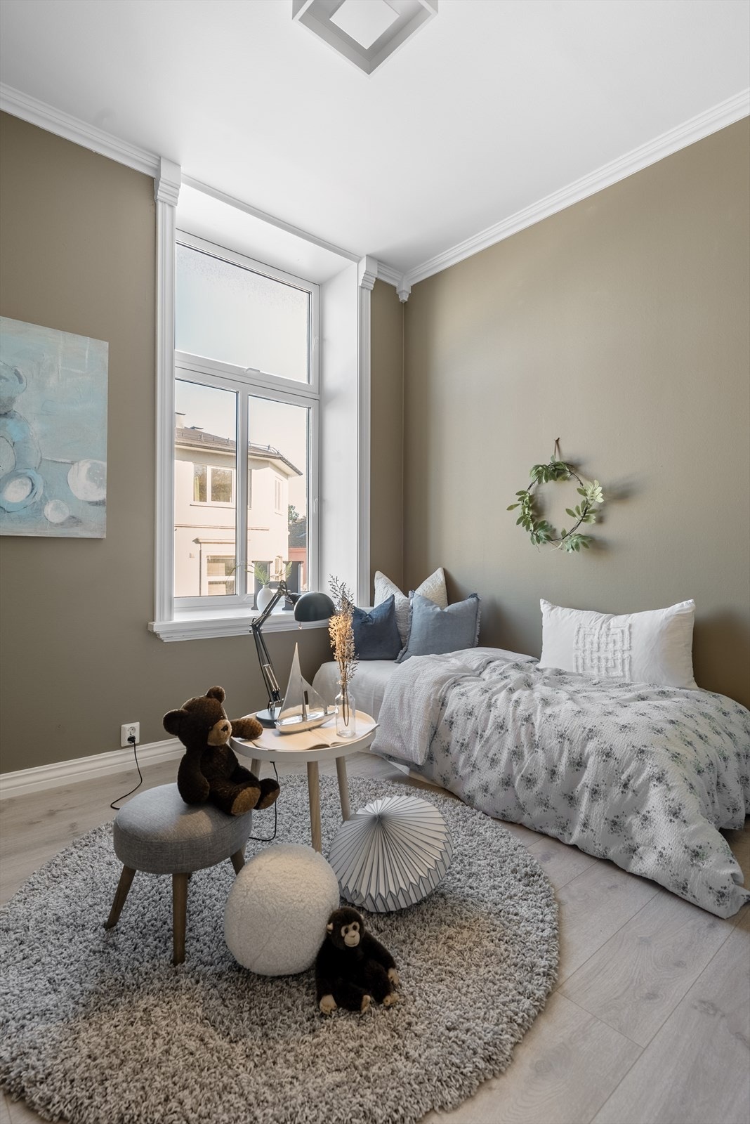 Det er dype vinduskarmer - man kan faktisk sitte i de Galleribilde