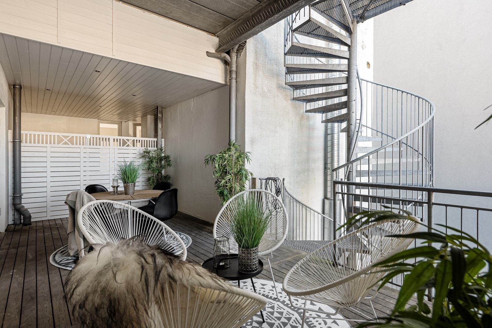 Stor uteplass som gir mange muligheter for bruk og møblering Galleribilde