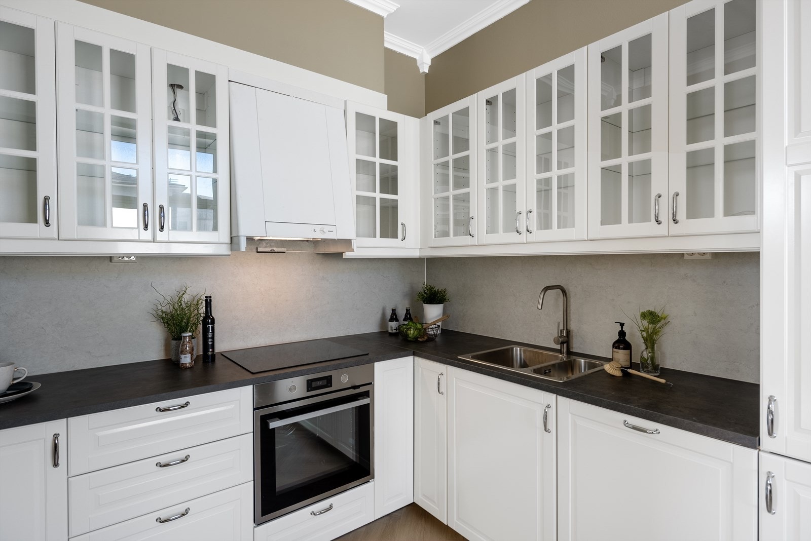 Det er godt med både benke- og skapplass på kjøkkenet Galleribilde