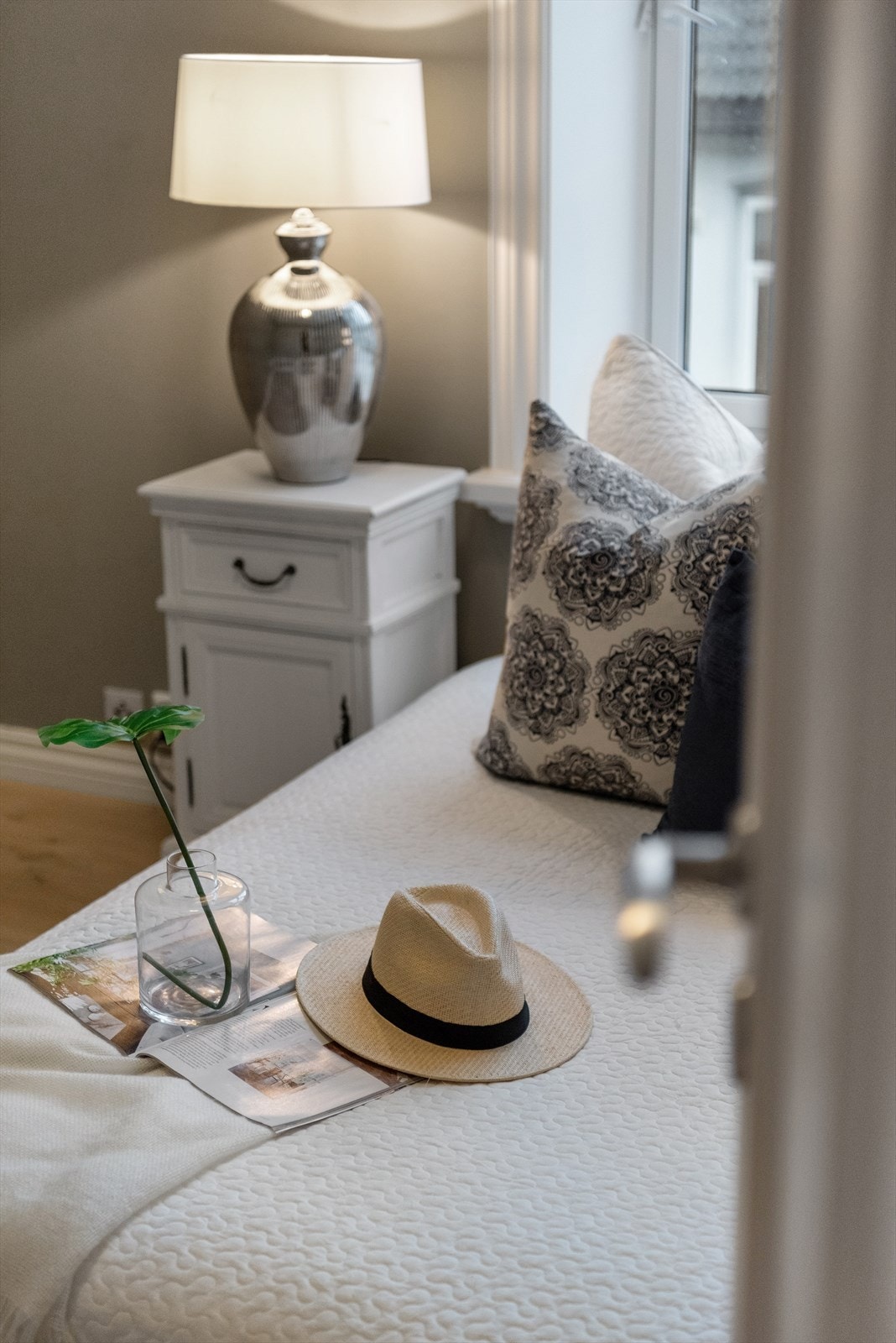 Soverommene vender ut mot rolig bakgård Galleribilde