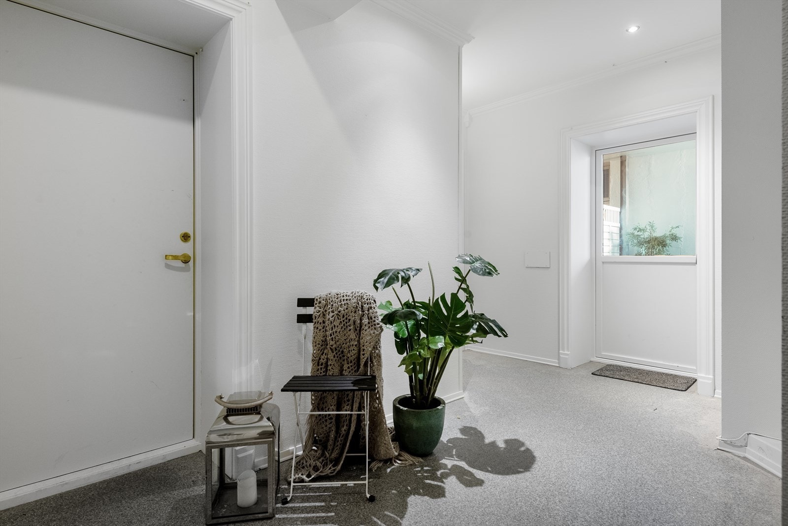 Fellesgang med dør ut til egen og romslig uteplass Galleribilde