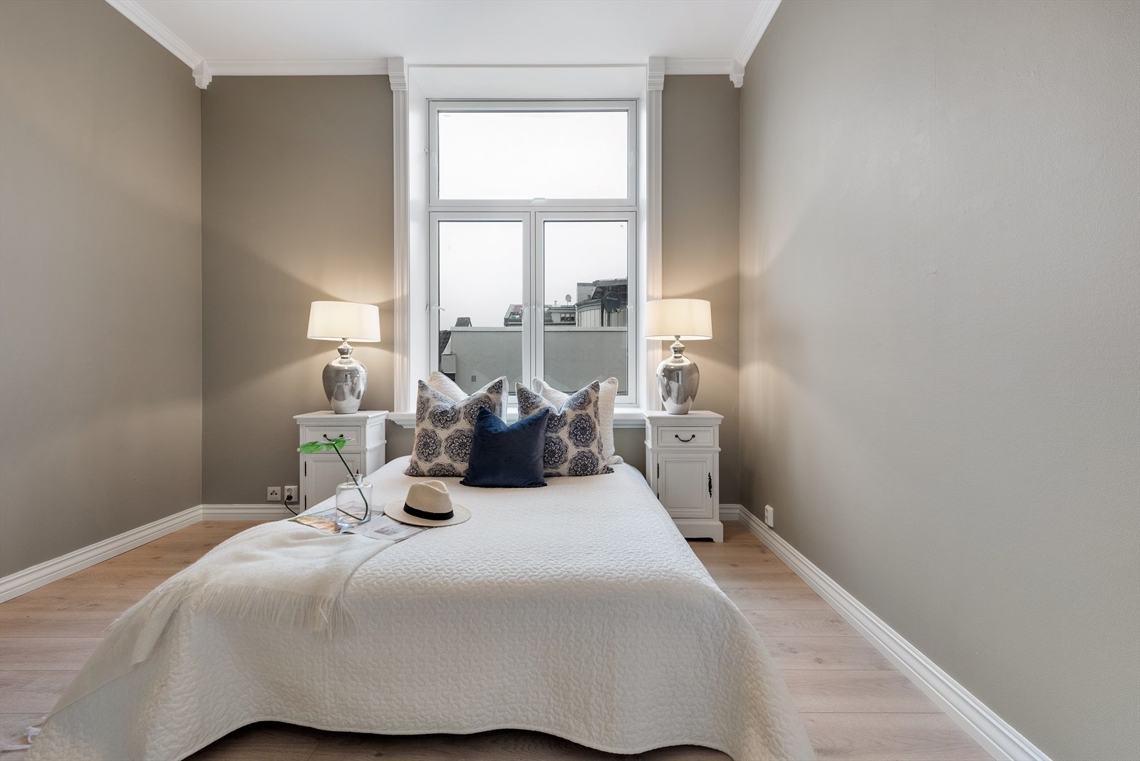 Leiligheten har to romslige soverom - med mulighet for å etablere et tredje ved behov Galleribilde