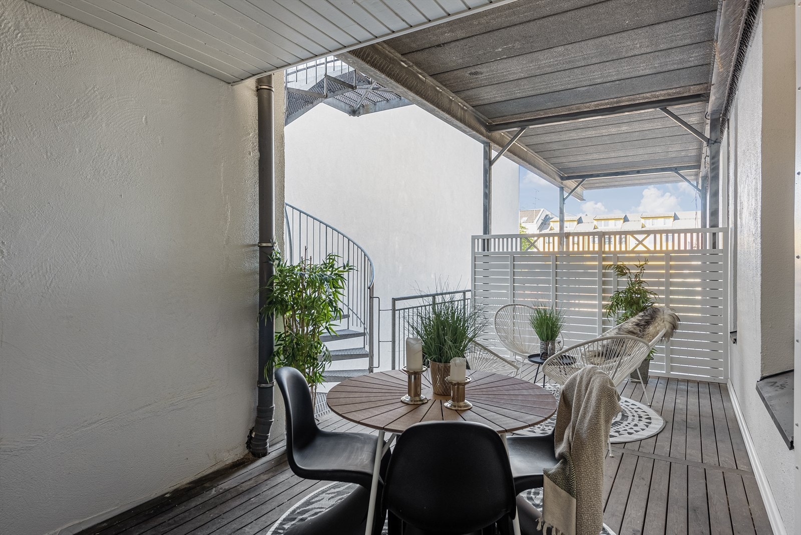 Uteplassen er sydvestvendt og fremstår lun Galleribilde