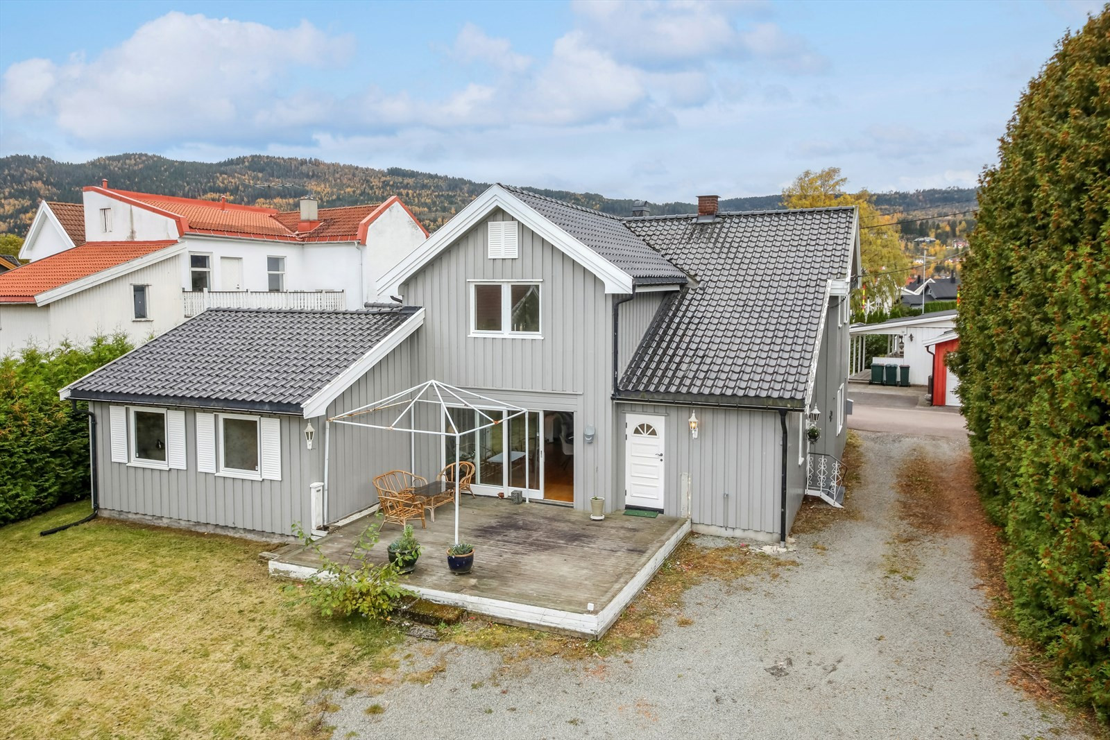 Innholdsrik enebolig med sentral med gangavstand til sentrum med togstasjon, solrik hage/uteområde, garasje