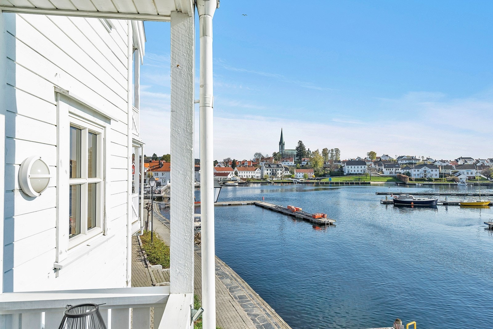 En fantastisk sjøutsikt mot havnebassenget og innseilingen til Lillesand Galleribilde