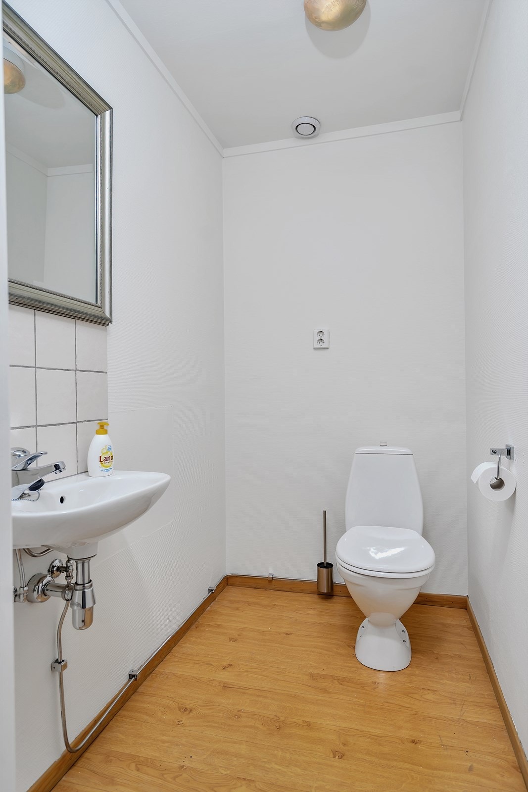 Praktisk toalettrom med toalett og servant Galleribilde