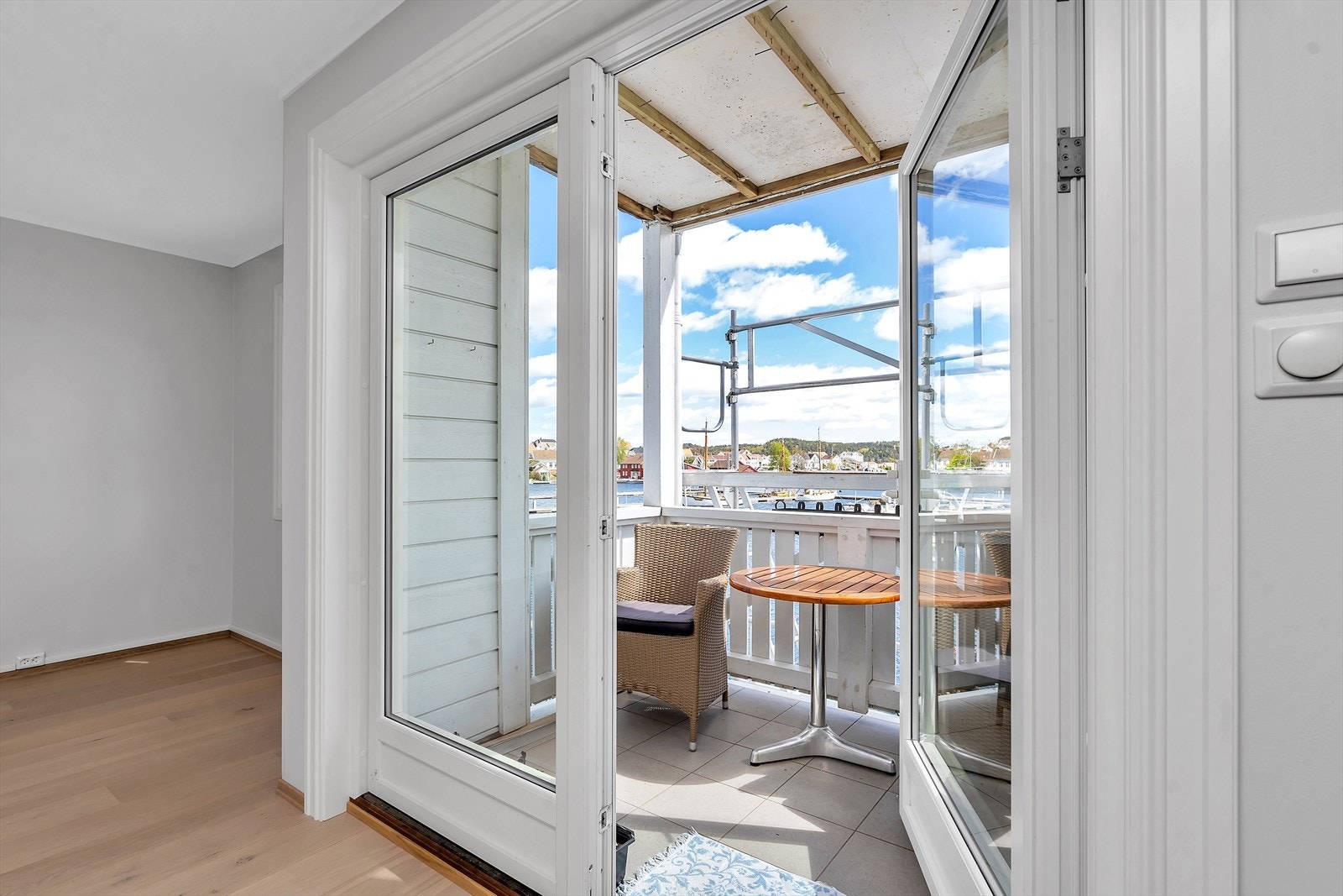 Fra stuen er det utgang til balkong Galleribilde