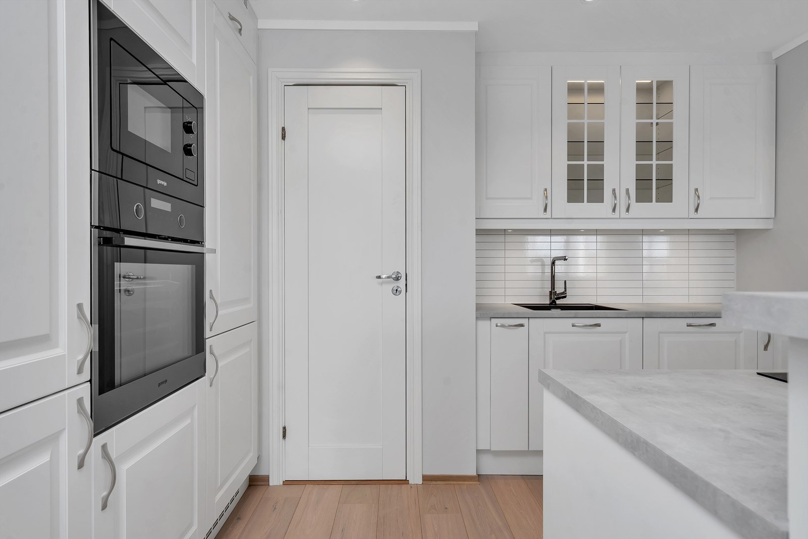 Praktisk rom for oppbevaring ved kjøkkenet Galleribilde