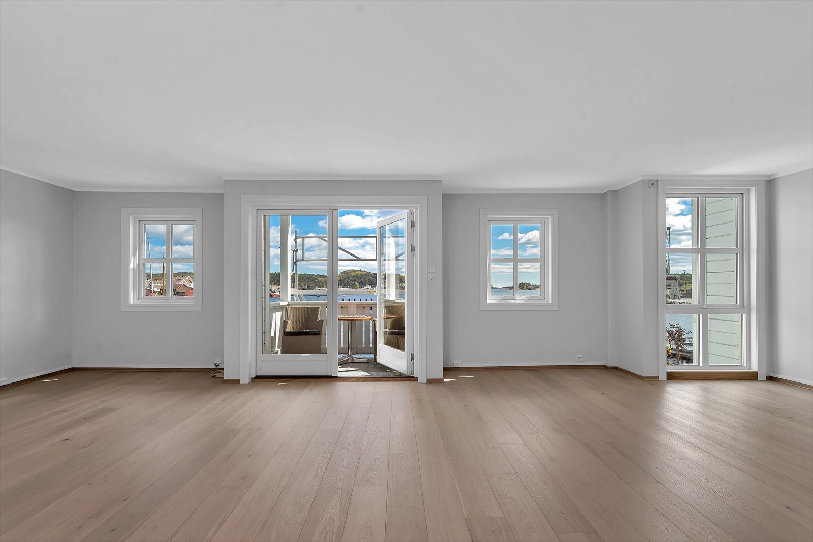 Fra stuen er det en fantastisk utsikt samt utgang til balkong Galleribilde