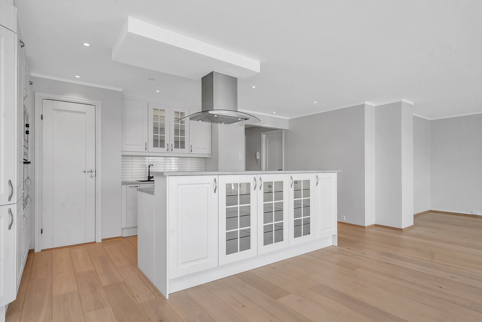 Kjøkken med mye skap- og benkeplass Galleribilde