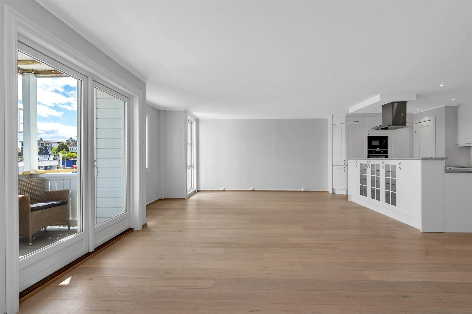 Åpen stue- og kjøkkenløsning med god plass til sofagruppe samt tilhørende møblement og spisebord Galleribilde