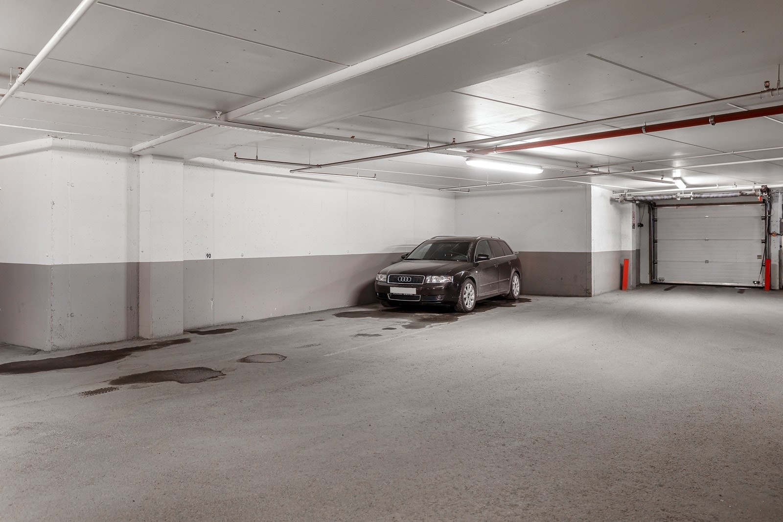 Romslig parkeringsplass Galleribilde