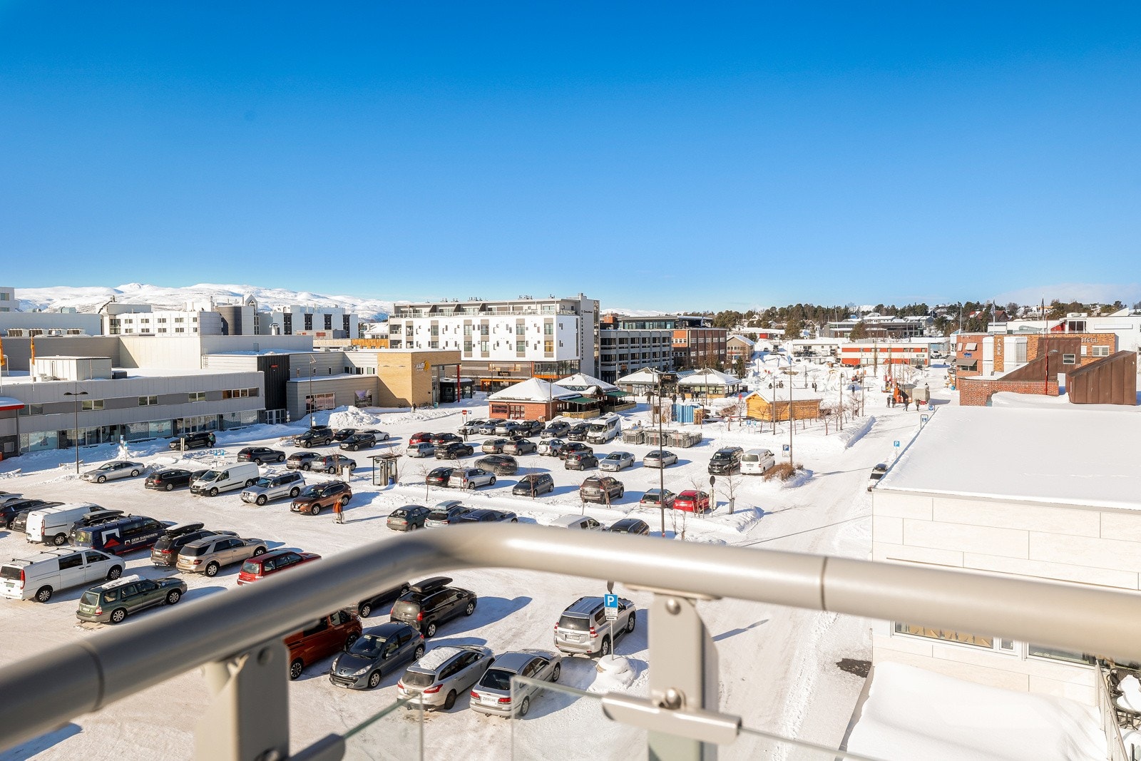 Fra balkong har man oversikt over hva som rører seg på sentrum Galleribilde