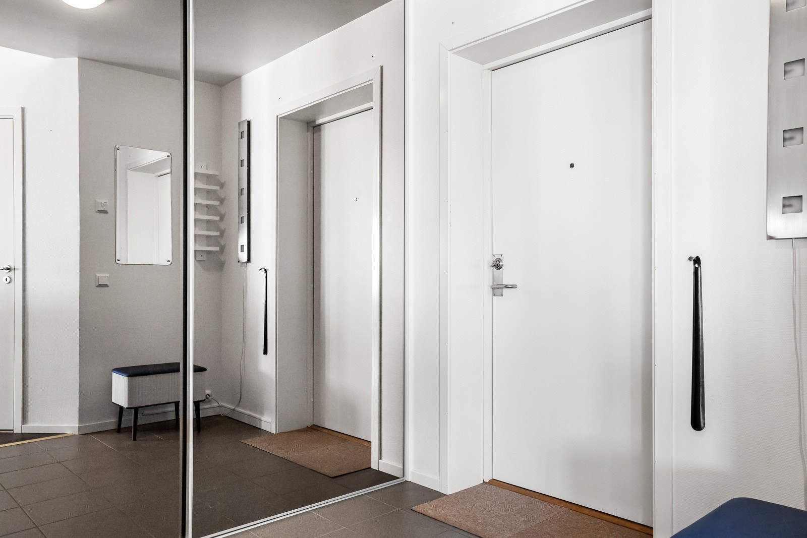 Entré med skyvedørsgarderobe Galleribilde