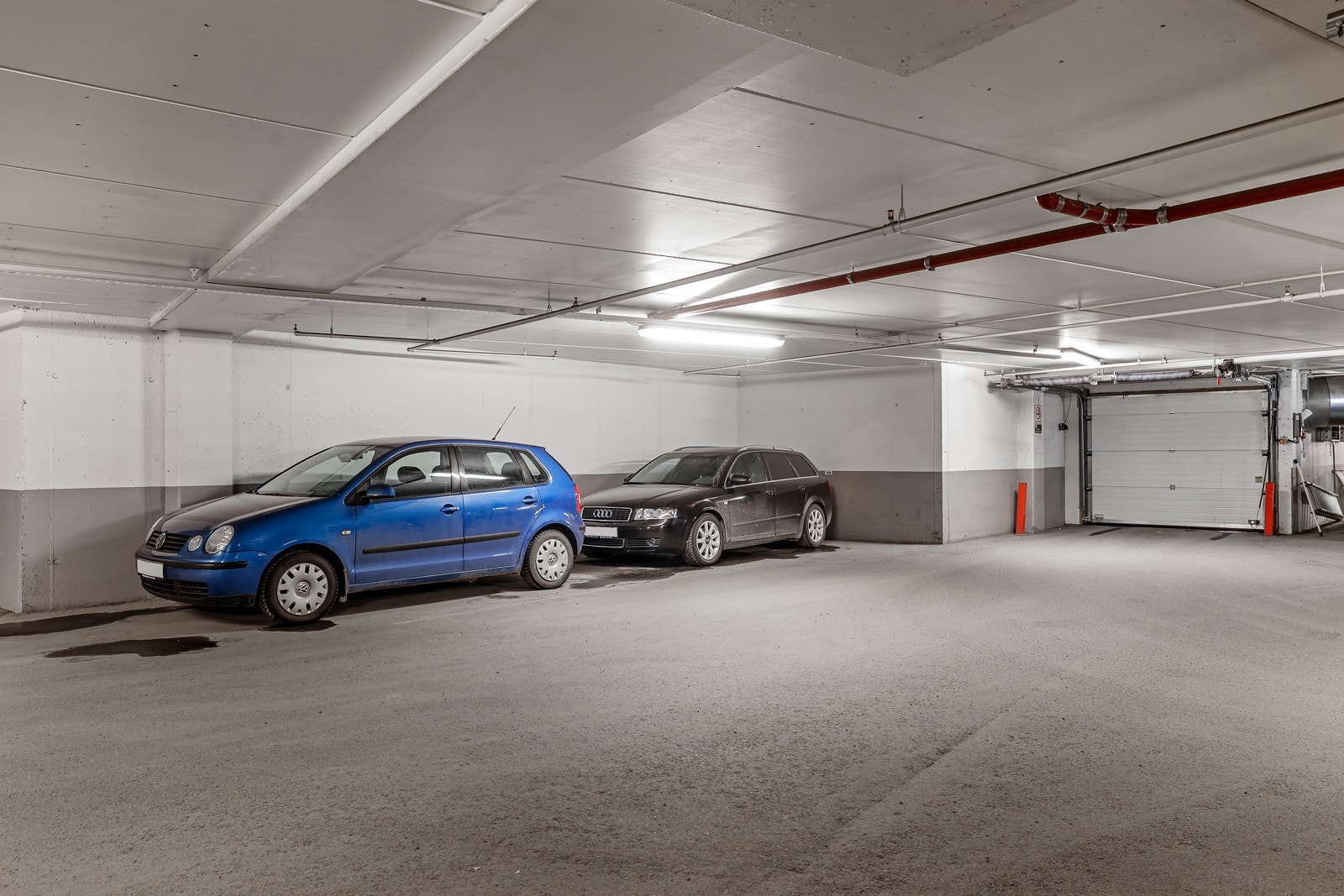 Romslig parkeringsplass Galleribilde
