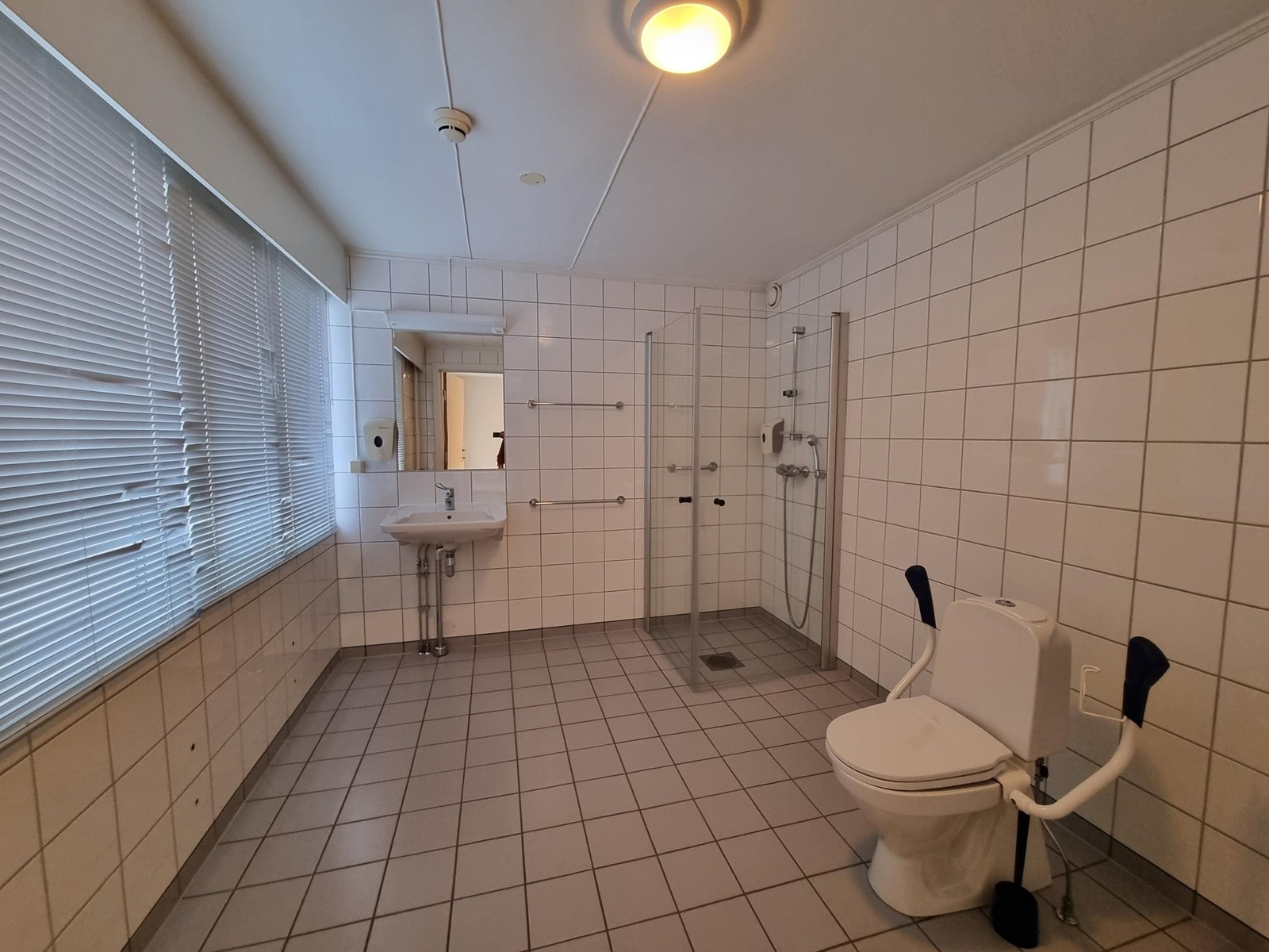 Det største soverommet ligger i 1.etg og har HC-bad Galleribilde