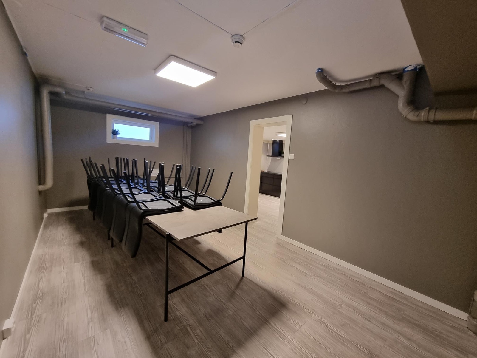 Kjøkken med spiseplass for 1.etasje Galleribilde