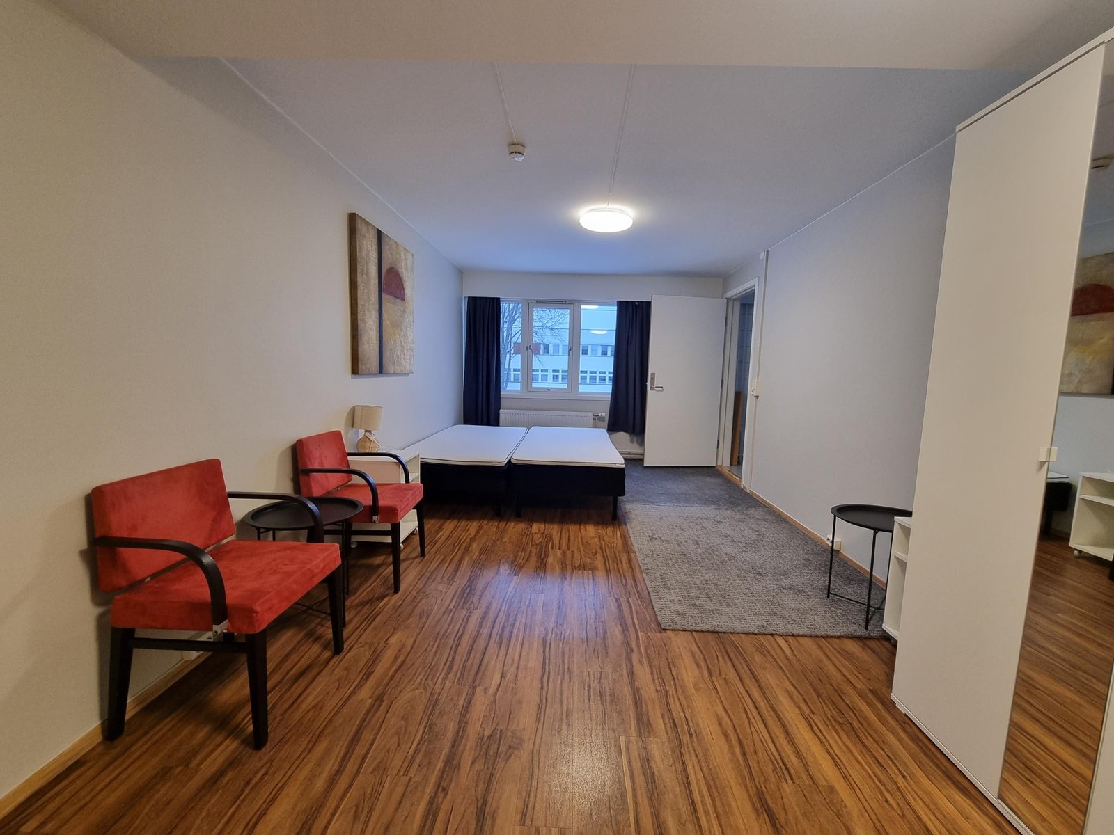 Det største soverommet ligger i 1.etg og har HC-bad Galleribilde