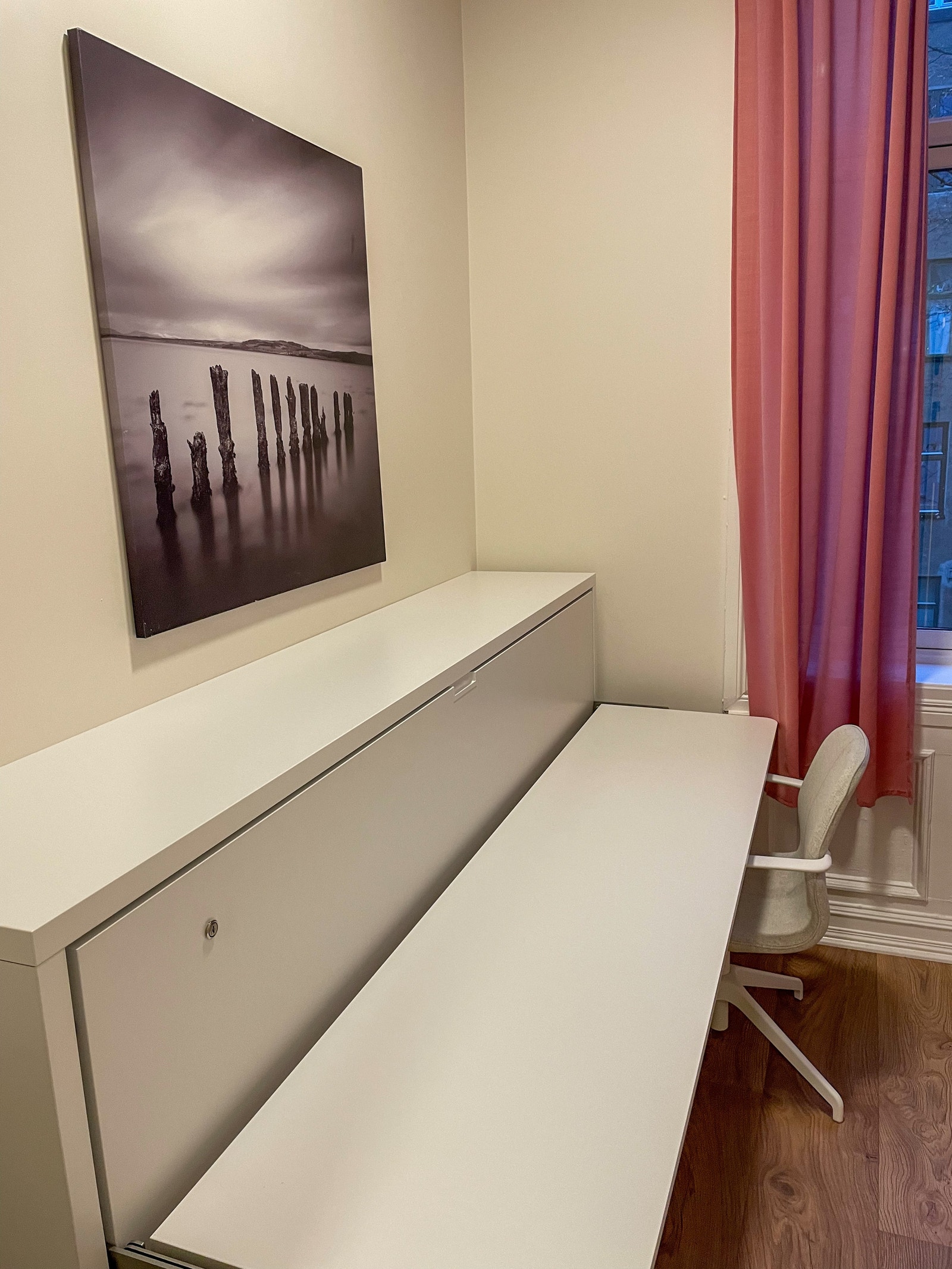 Rom nr. 5
Skrivebord Galleribilde