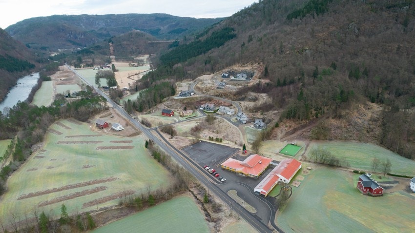 Oversikt innover dalen. Kvås skole i forgrunnen Galleribilde