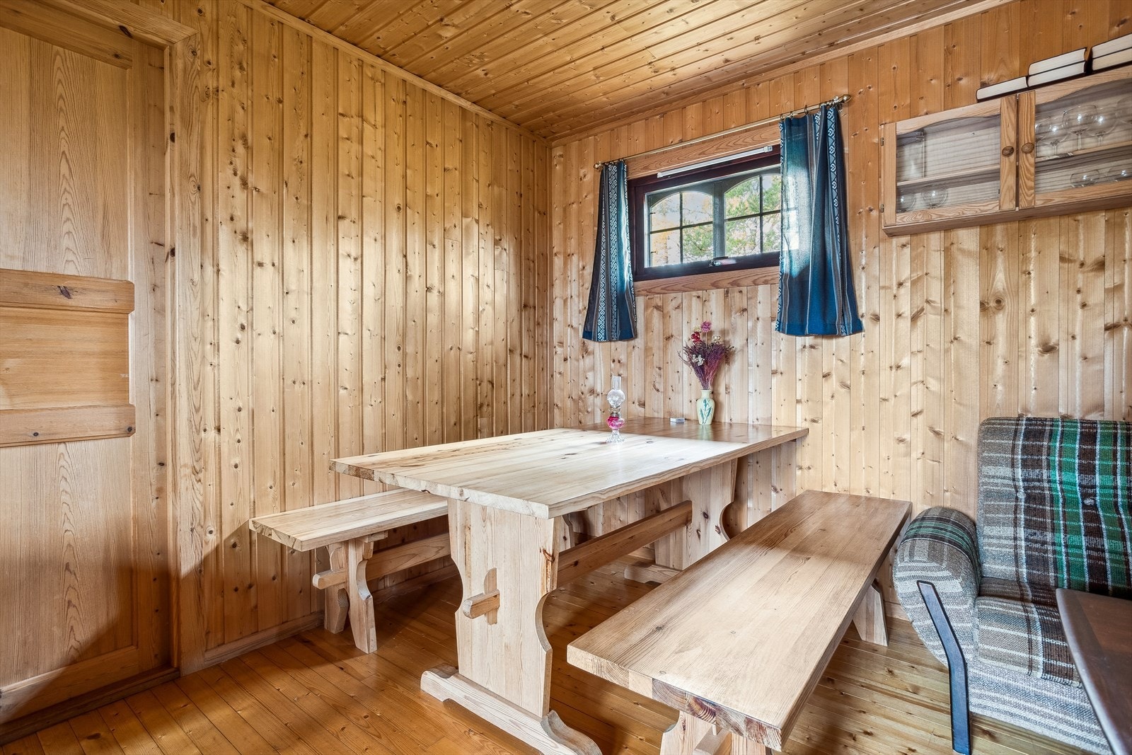 På stuen er det plass til spisestue, og du kan dekke på og invitere inn til sosiale sammenkomster og hyggelige måltider. Galleribilde