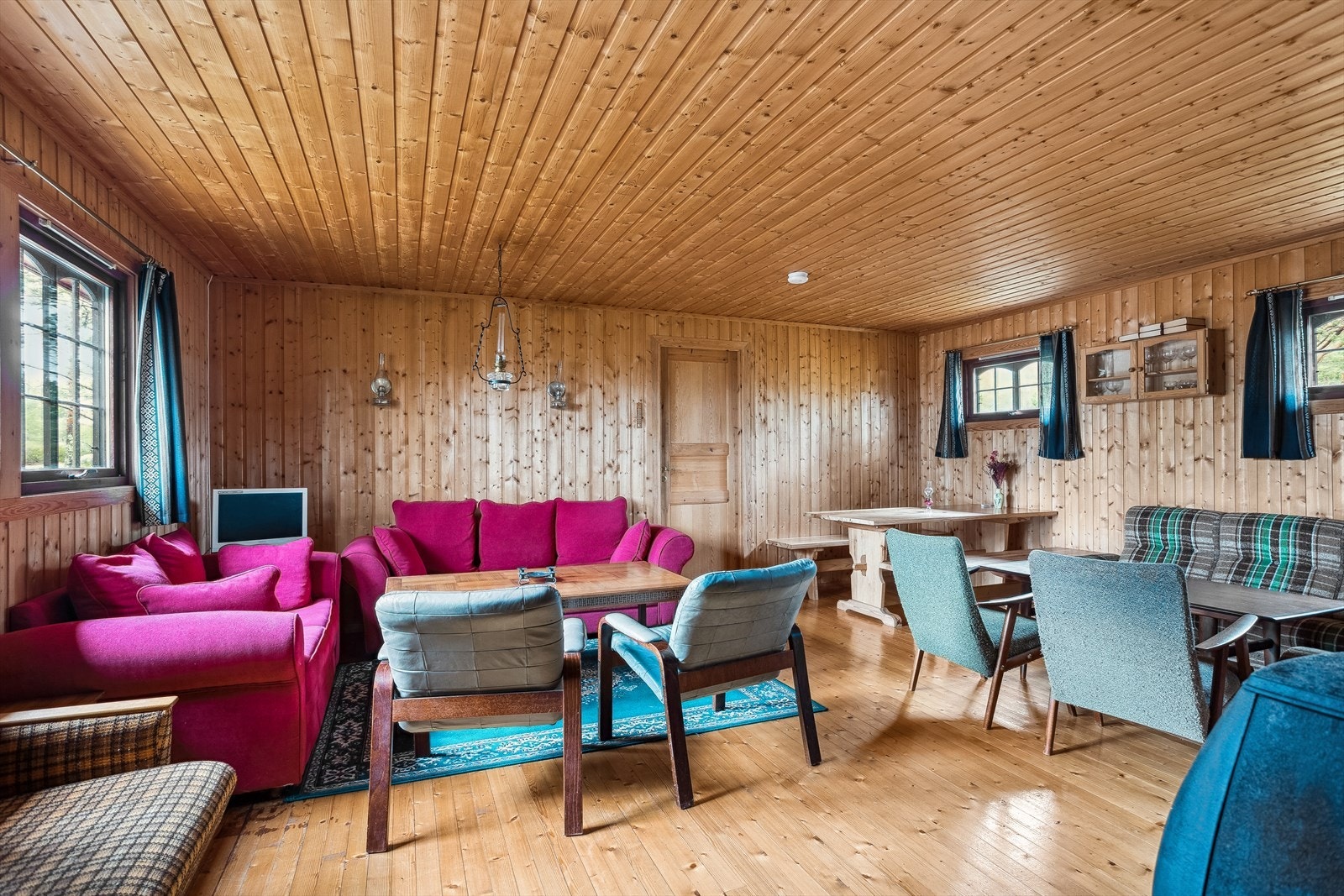 Romslig og koselig stue med spiseplass. Galleribilde