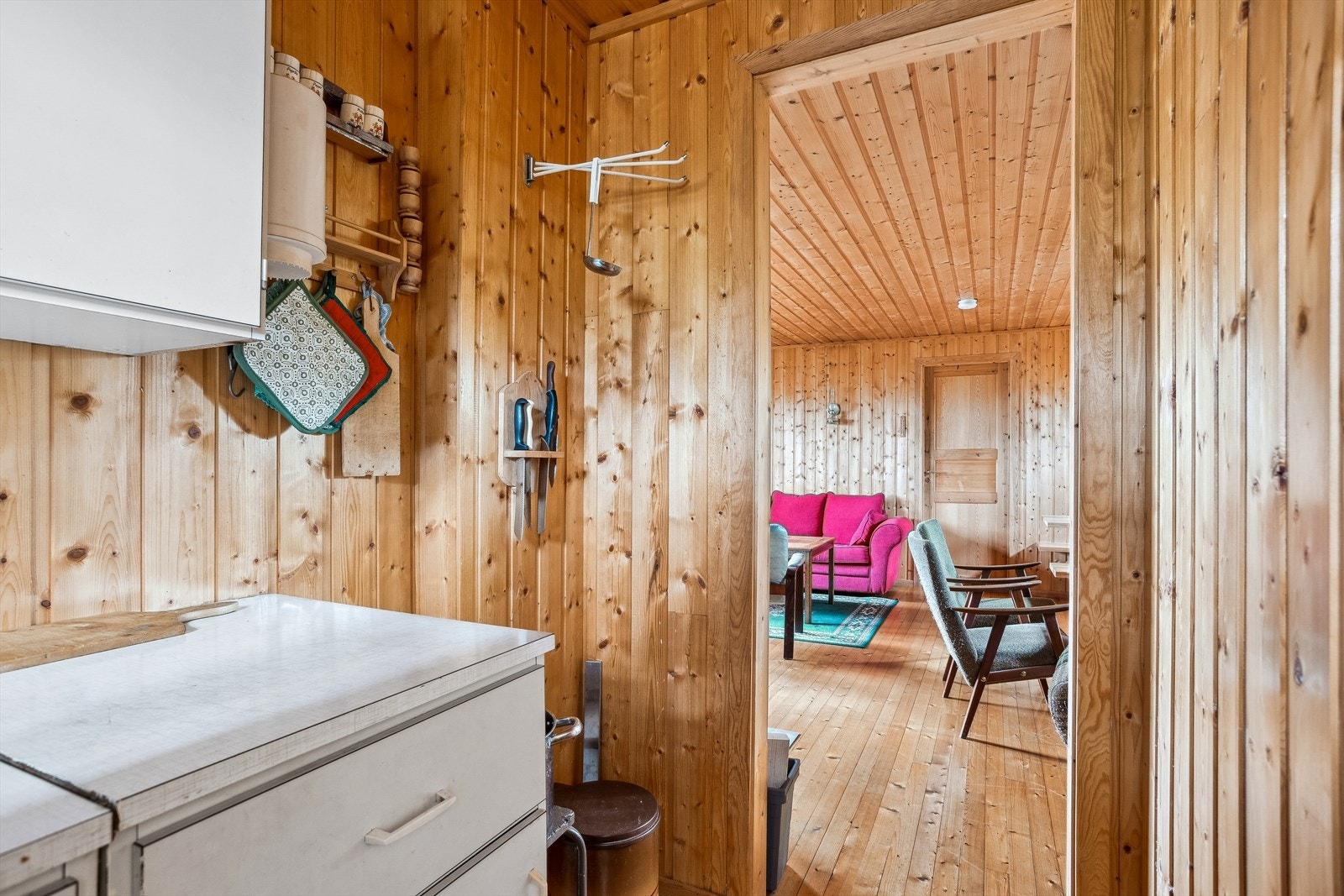 Fra kjøkken med inngang til stue. Galleribilde