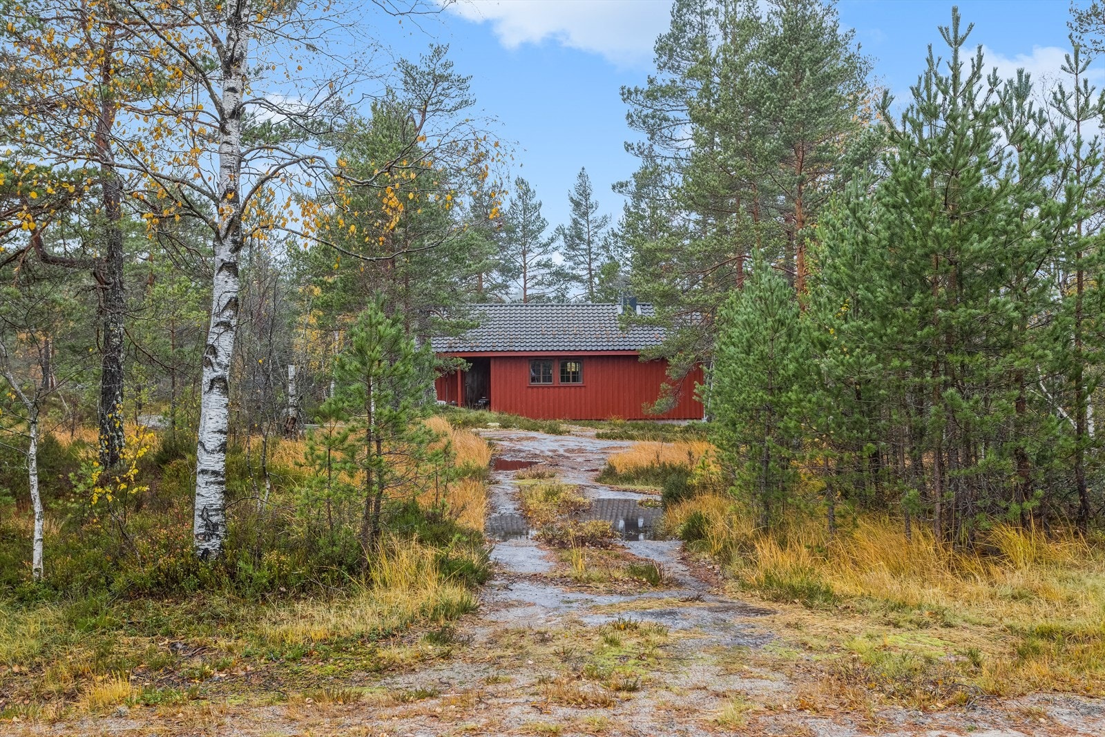 Det er felles parkering i "krysset" rett før hytta, men også parkering ved hytta. Galleribilde