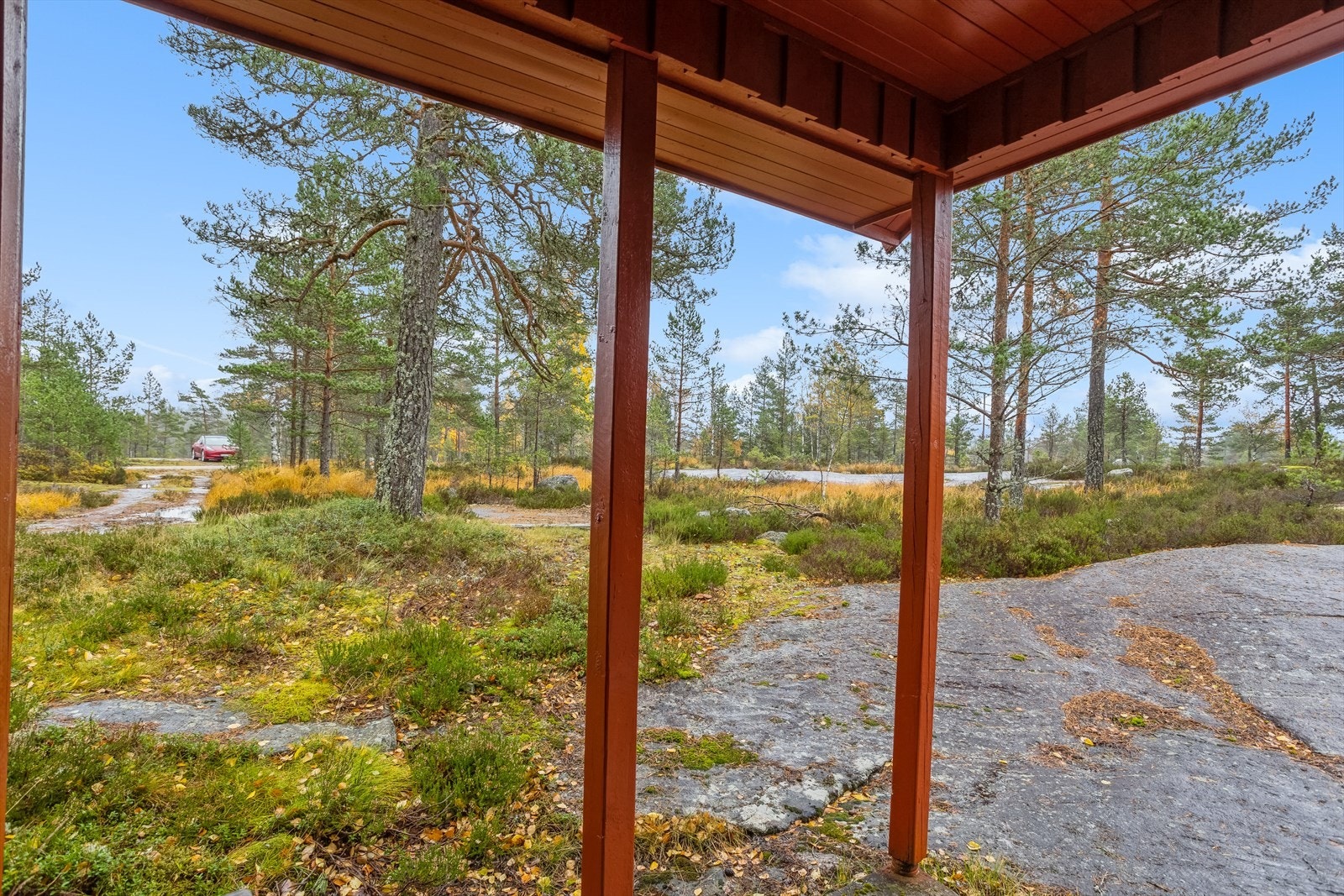 Her får du en hytte med bilvei nesten helt frem med fine turområder i nærheten. Ca. 30 minutters kjøretur til Osedalen (Froland sentrum). Velkommen til hyggelig visning. Galleribilde