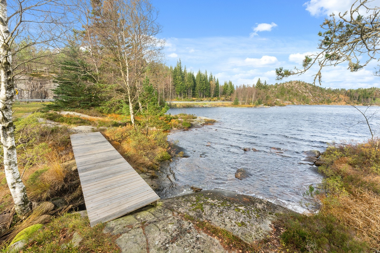 Like nedenfor hytta er det en badeplass i Lille Fossevann. Galleribilde