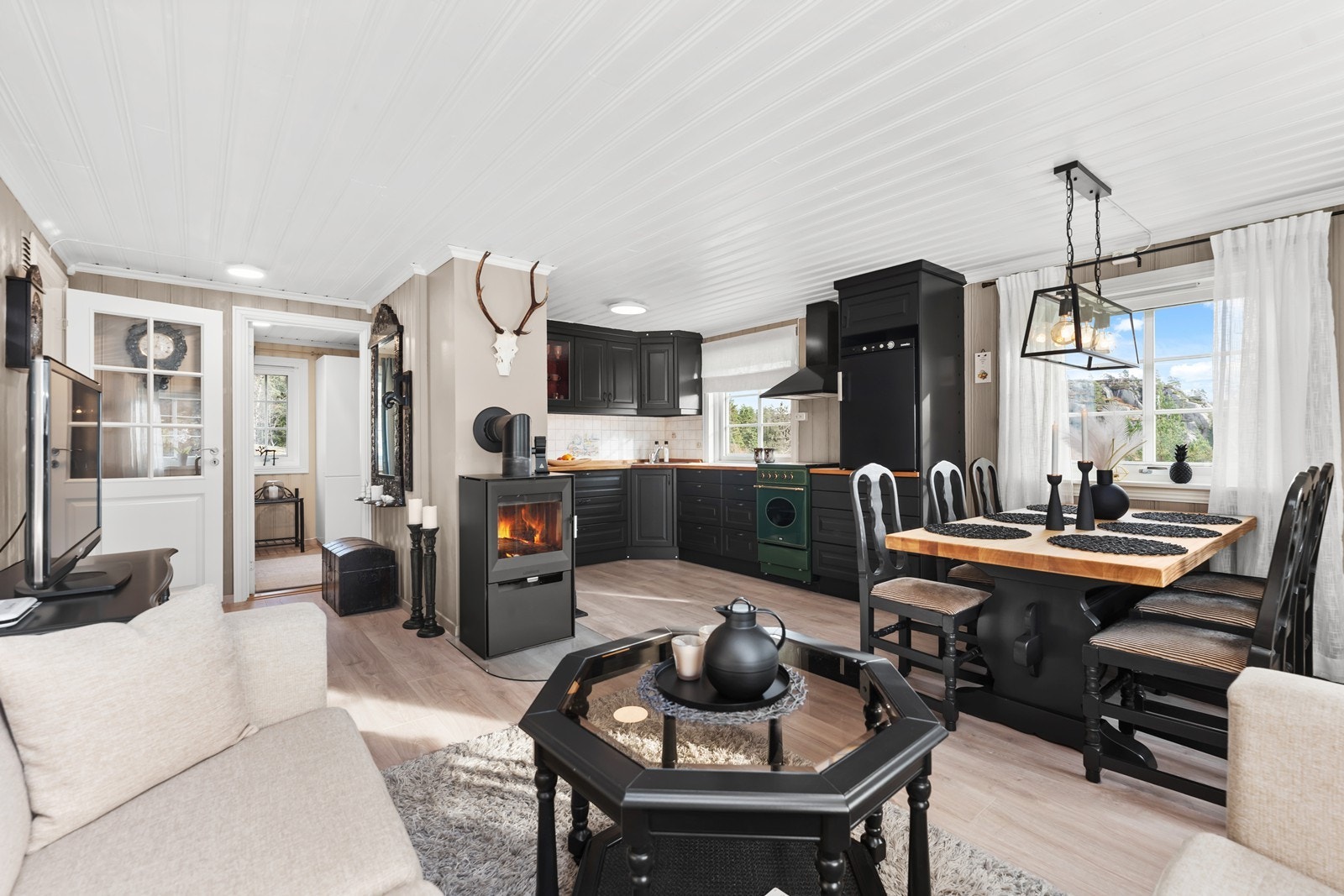 Åpent mellom stue og kjøkken. Galleribilde