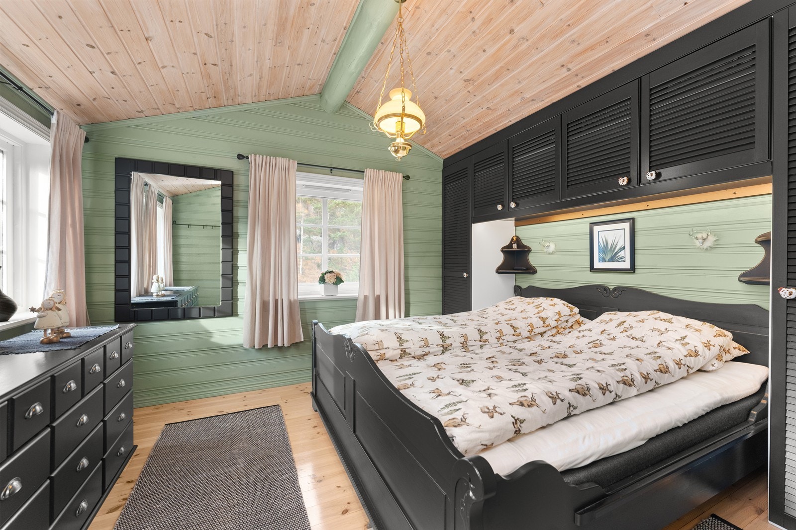 Hovedsoverom med god skapplass. Galleribilde