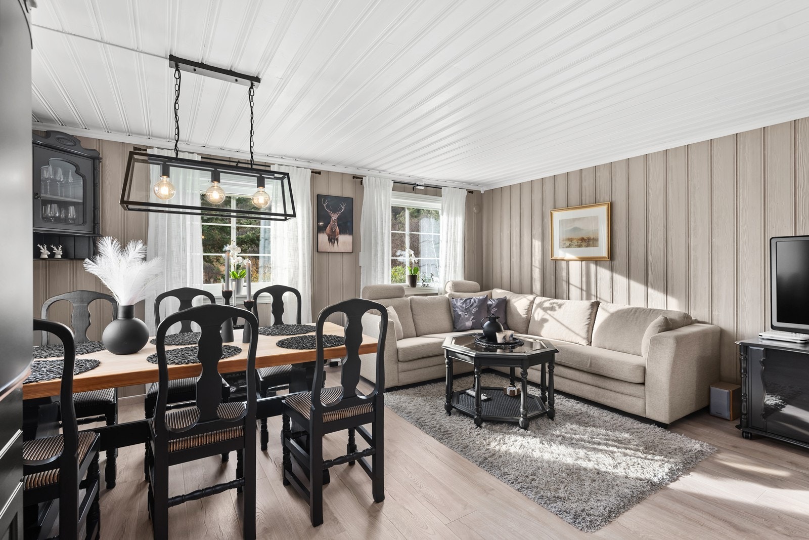 Koselig stue med plass til langbord og sofagruppe. Galleribilde