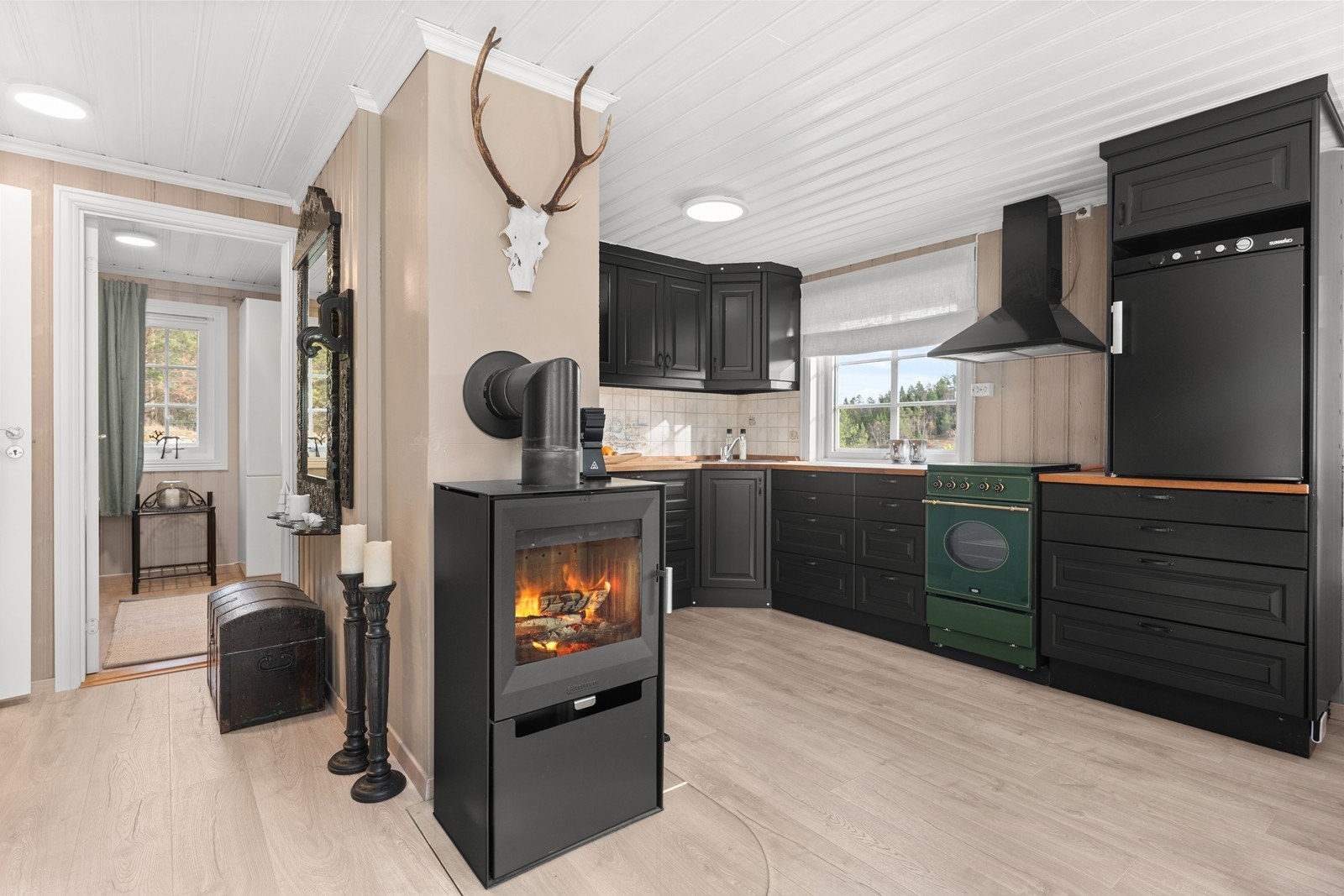 Nye gulv og overflatebehandling på vegger og tak. Nye innvendige dører. Galleribilde