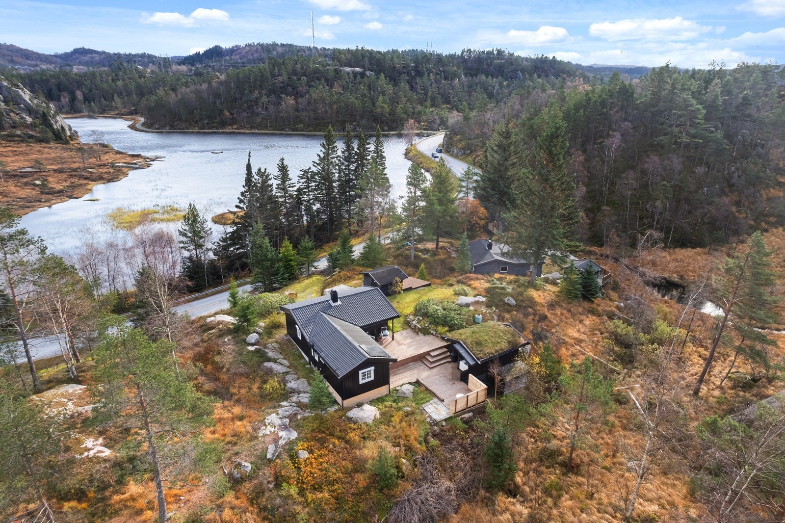 Mellom hytta og Lille Fossevann går Kvinesheiveien 461.
Her er kort avstand til Kvinesdal og Lyngdal. Galleribilde