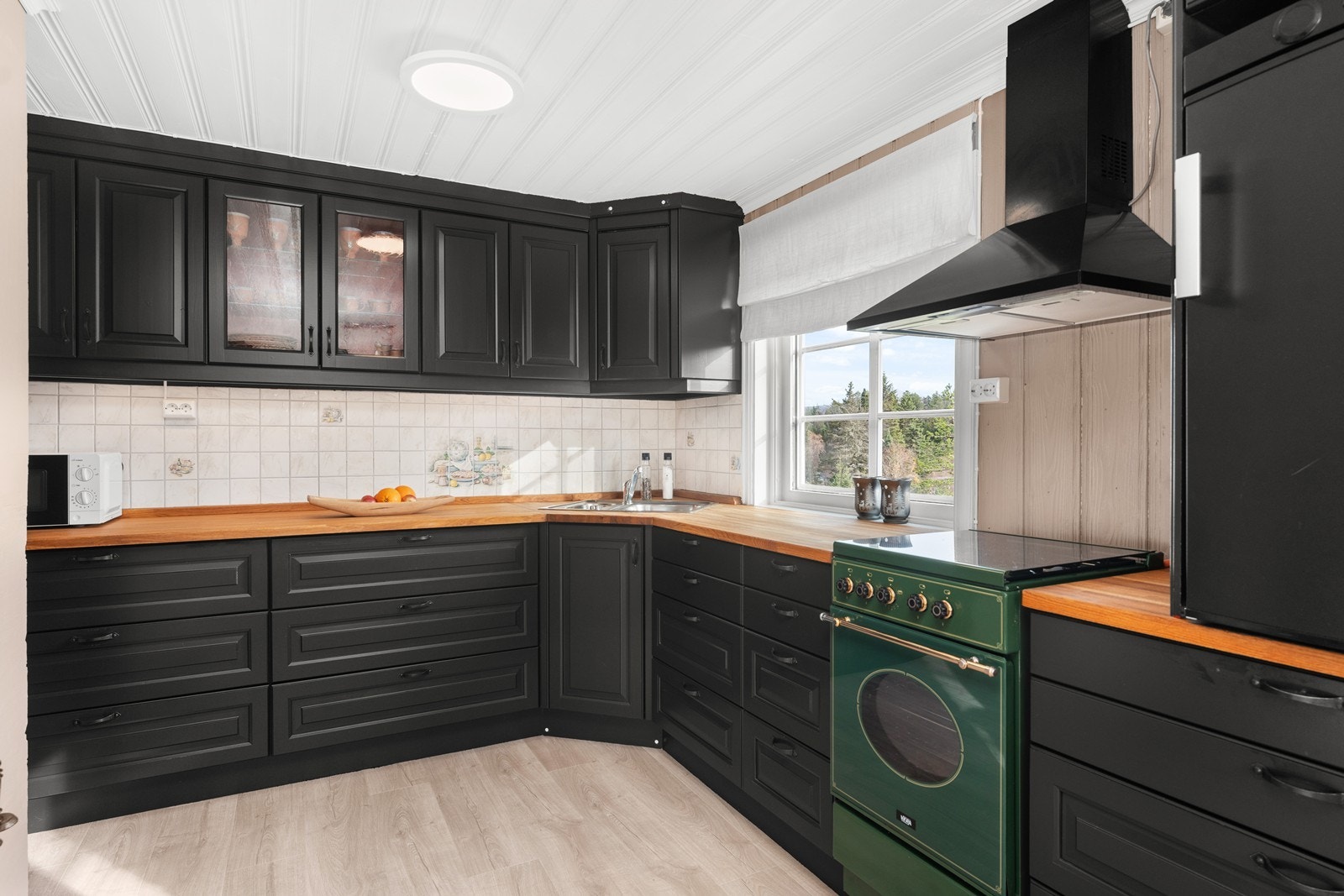 Komfyr og kjøleskap på gass. Galleribilde