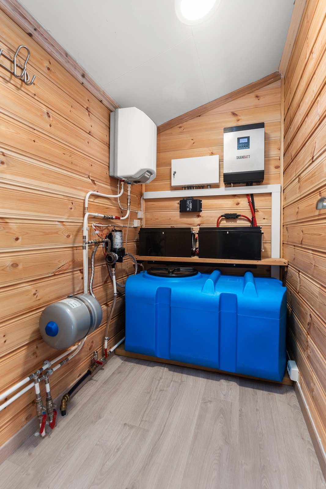 Teknisk rom med en 300 liters vanntank. Galleribilde