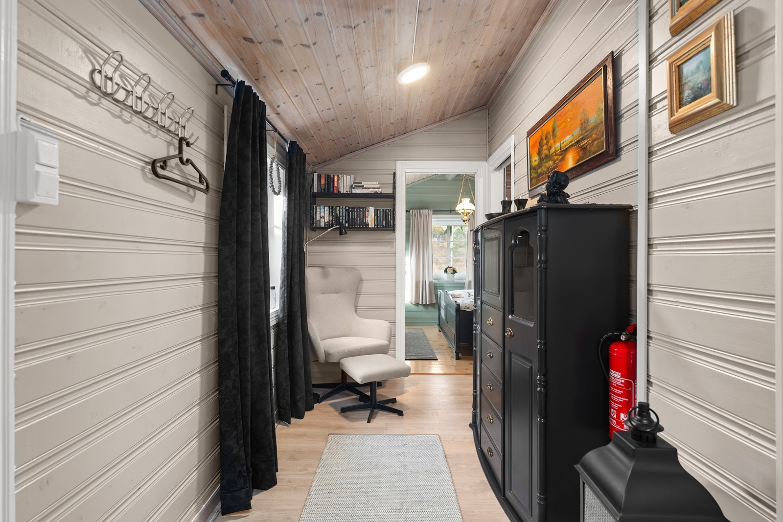 Mellom entreen og hovedsoverommet er det en koselig lesekrok. Galleribilde