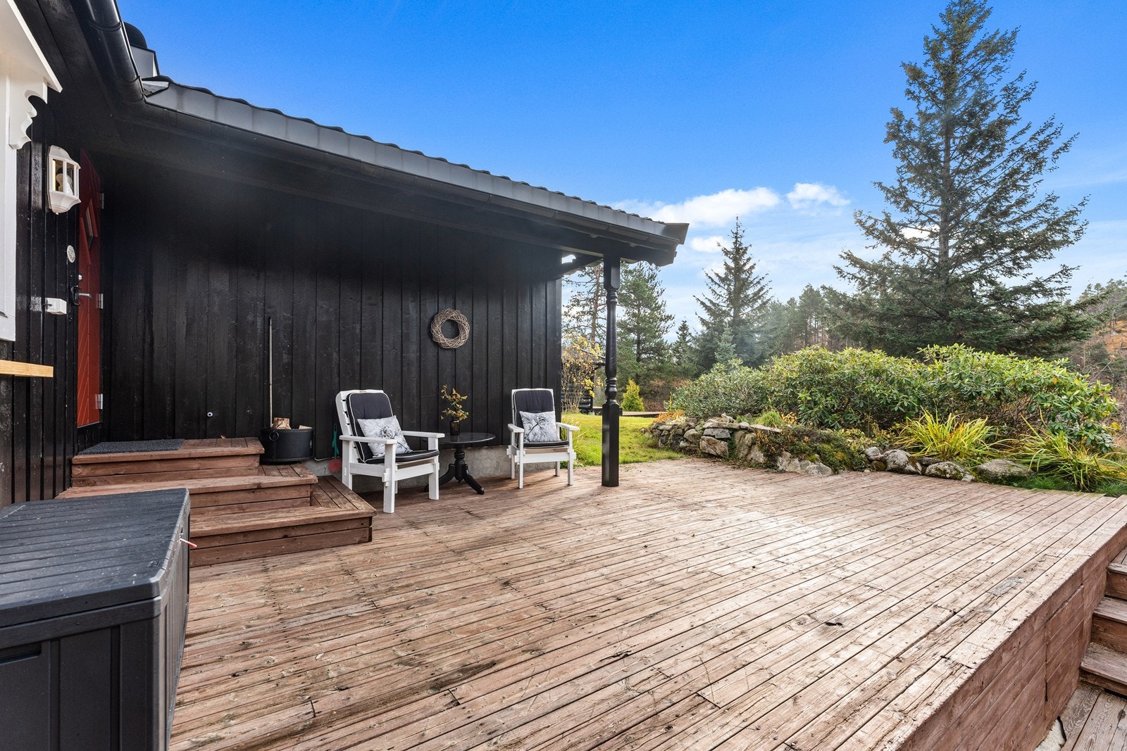 Stor terrasse på to nivåer som har gode solforhold. Galleribilde