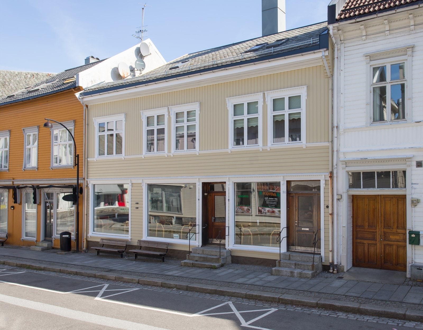 Leiligheten ligger midt i sentrum med adkomst fra gateplan. Galleribilde