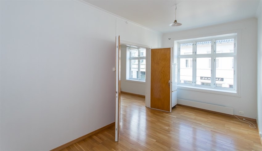 2-fløyet dør inn til et stort soverom. Galleribilde