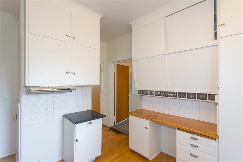 Gjennomgang fra stue og til gang gjennom kjøkkenet. Galleribilde