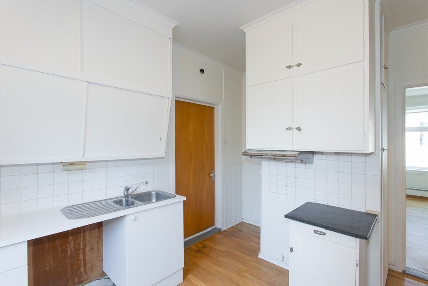 Kjøkken med plassbygd innredning og avsatt plass til hvitevarer. Galleribilde