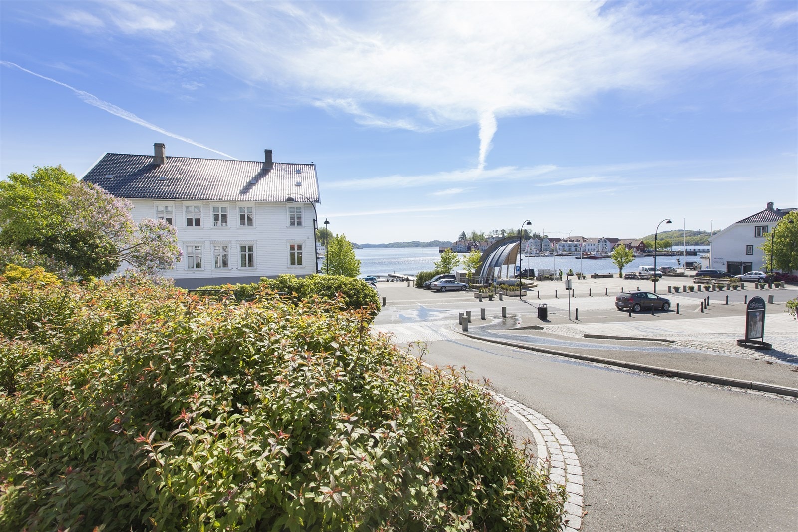 Farsund sentrum en flott sommerdag Galleribilde